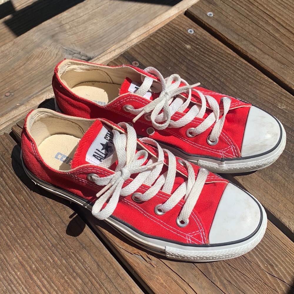 Red Low Top All Star Converse sz 6